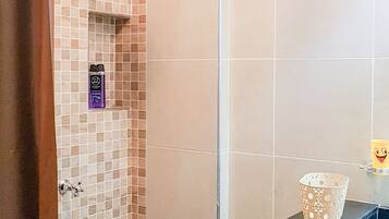 Executive Studio | Bathroom shower