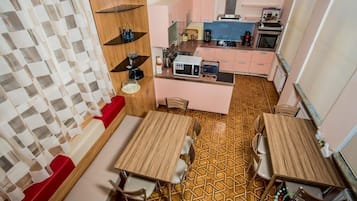 Refrigerador con freezer, microondas, horno, placa de cocina