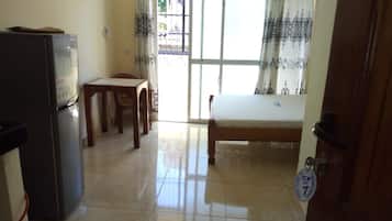 Habitación doble | Caja fuerte, escritorio, cortinas opacas y ropa de cama