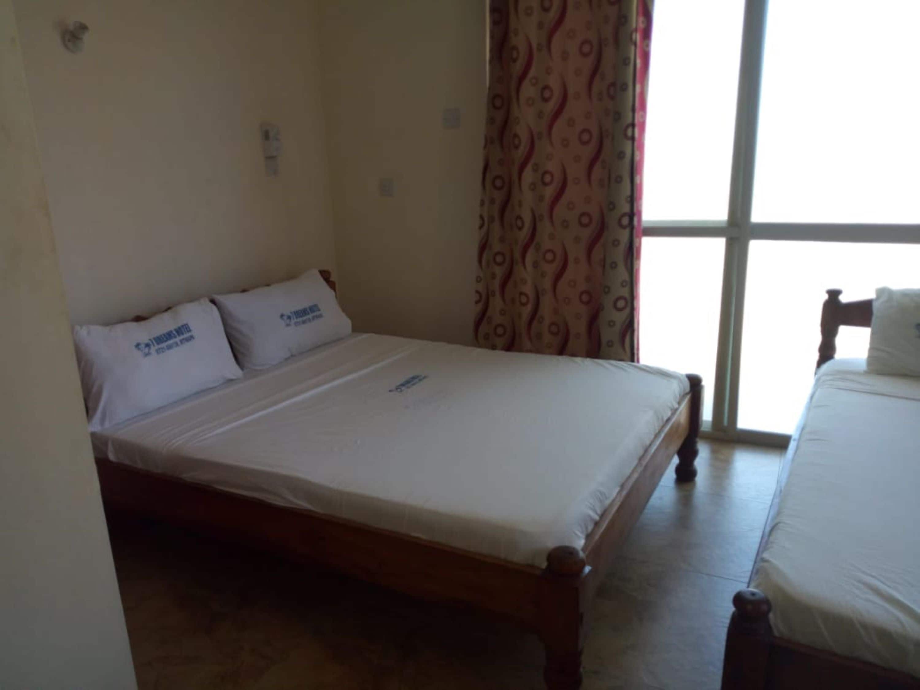 Twin Room | In-room safe, desk, blackout drapes, bed sheets