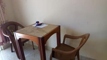 Habitación doble | Caja fuerte, escritorio, cortinas opacas y ropa de cama