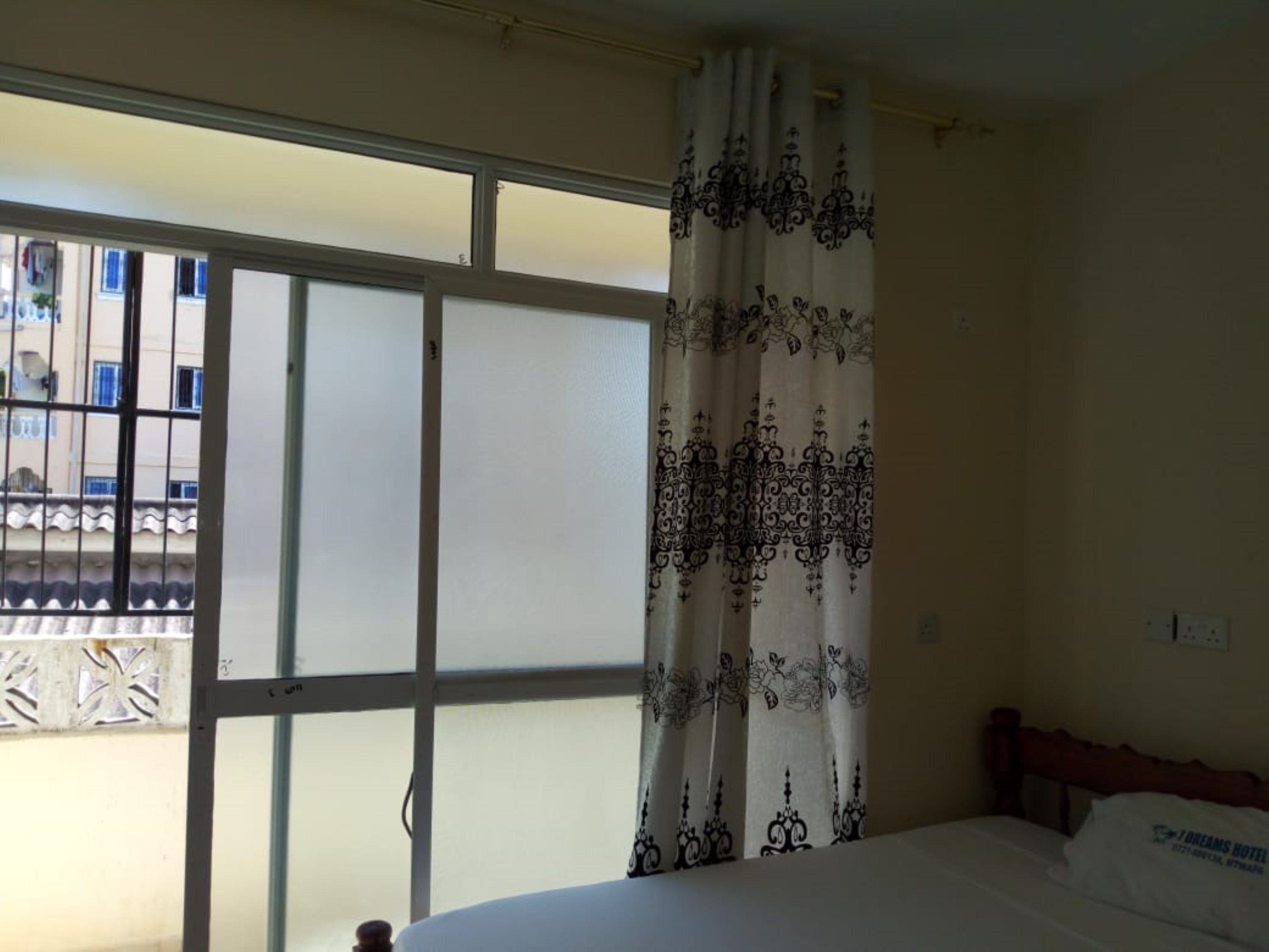 Habitación doble | Caja fuerte, escritorio, cortinas opacas y ropa de cama
