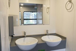 Chậu rửa trong phòng tắm