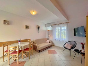 Living area - Holiday apartment mit Klimaanlage und Meerblick (Šilo)