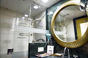 Chuveiro, chuveiro com efeito de chuva, secador de cabelo 