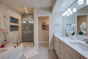 Combined shower/tub, jetted tub, hair dryer, towels