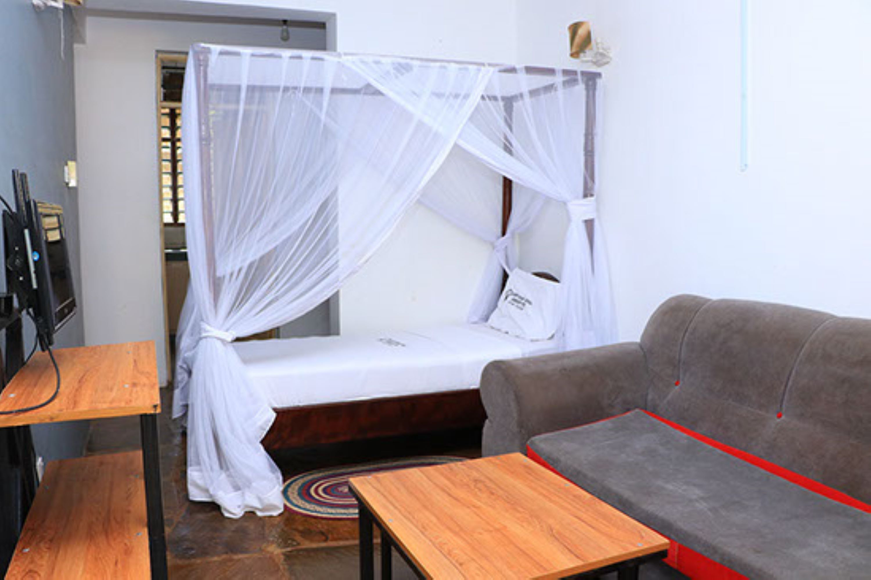 Studio | Nệm cao su hoạt tính (memory foam), bàn, màn/rèm cản sáng 