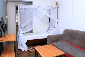 Monolocale | Materassi in memory foam, una scrivania, tende oscuranti, Wi-Fi gratuito