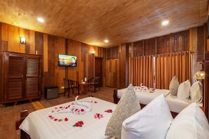 패밀리 트리플룸, 발코니, 수영장 전망 | 미니바, 객실 내 금고, 책상, 노트북 작업 공간