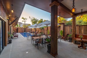 Outdoor dining - Family Wooden Boutique (Siem Reap)