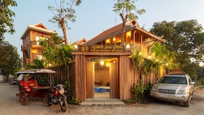 Un edificio de madera con un letrero que dice 'Family Wooden Boutique'.