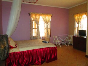 Desk, blackout drapes, free WiFi, bed sheets - All African Hotel (Kisumu)