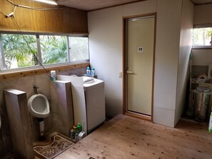 Traditional-Zimmer, Gemeinschaftsbad (Japanese Style) | Badezimmer | Kostenlose Toilettenartikel, HandtĂŒcher