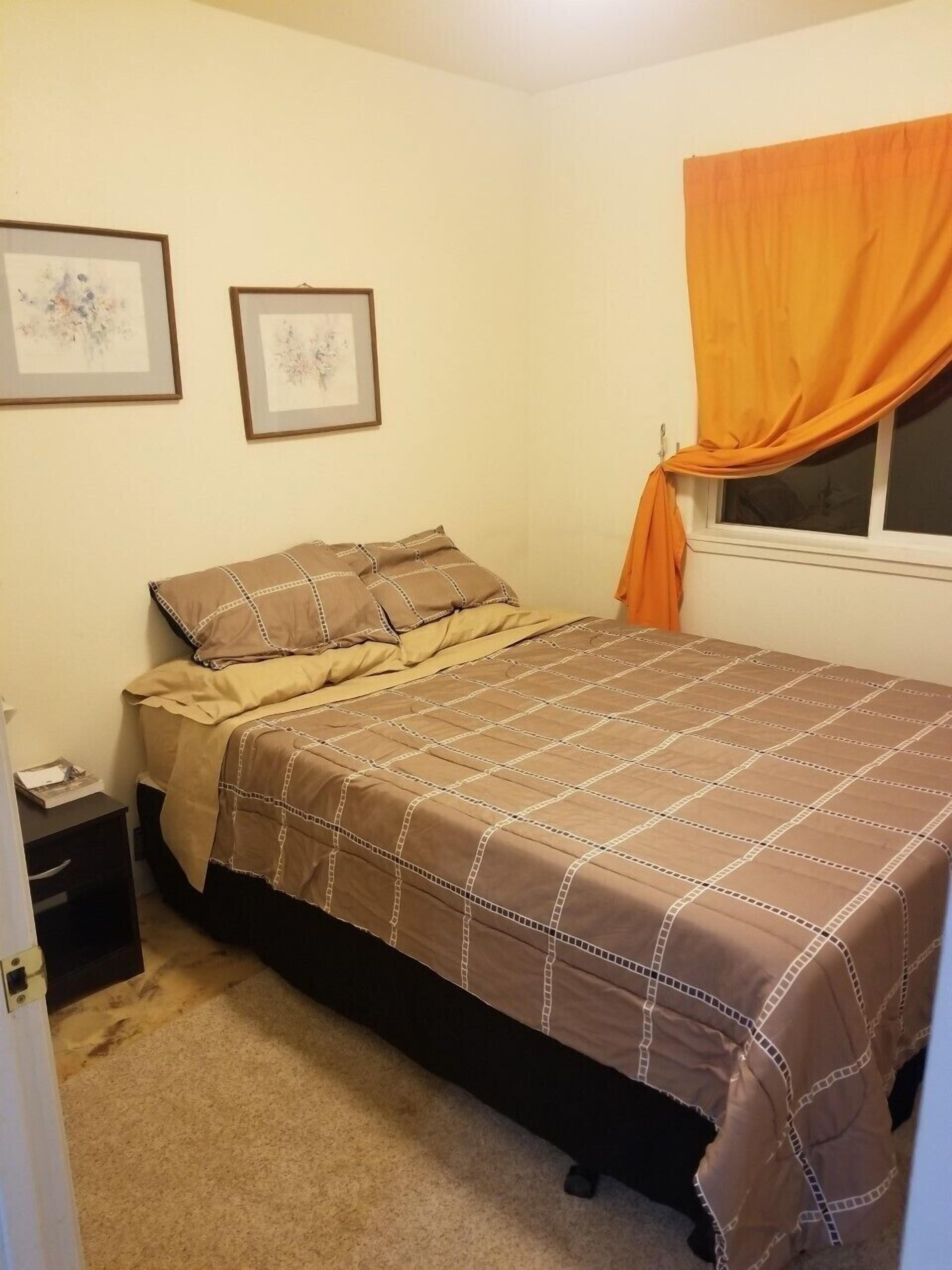 2 habitaciones, tabla de planchar con plancha y cuna de viaje 