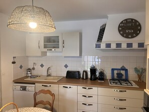 Refrigerador, microondas, lavavajillas y cafetera y tetera 