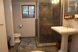 Regadera, secadora de cabello, toallas, jabón