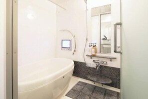 Bañera con ducha, secador de pelo, bidet, toallas