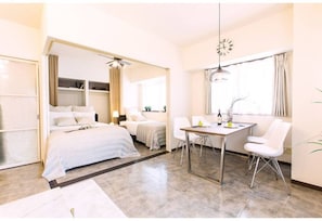 2 habitaciones, tabla de planchar con plancha y cuna de viaje 