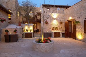 숙박 시설 정면 - 저녁/밤