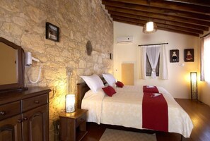 スーペリア アパートメント 1 ベッドルーム (The Parperikon of Mihaili) | 1 室のベッドルーム、低反発ベッド、デスク、防音設備