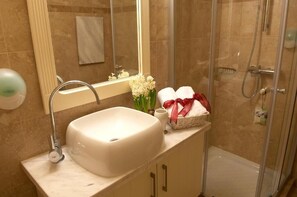 تجهيزات دش، مجففات شعر، خف للقدمين، مناشف