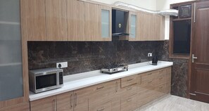 Een koelkast, een magnetron, een waterkoker