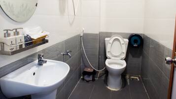 Suihku, ilmaiset hygieniatuotteet, hiustenkuivaaja, tohvelit