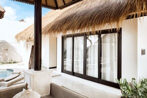 Minibar con artículos gratuitos y cortinas opacas