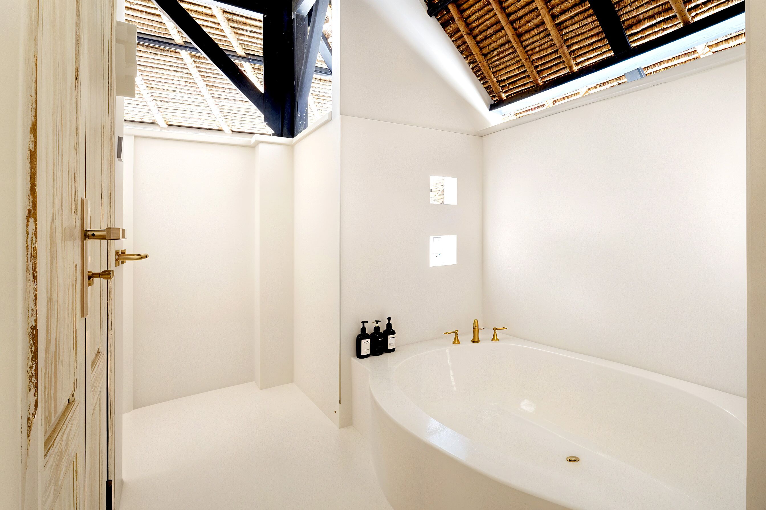 Separate tub and shower, deep soaking tub, free toiletries, hair dryer