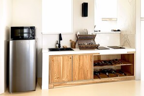 ตู้เย็น, ไมโครเวฟ, เตาประกอบอาหาร, กาต้มน้ำไฟฟ้า