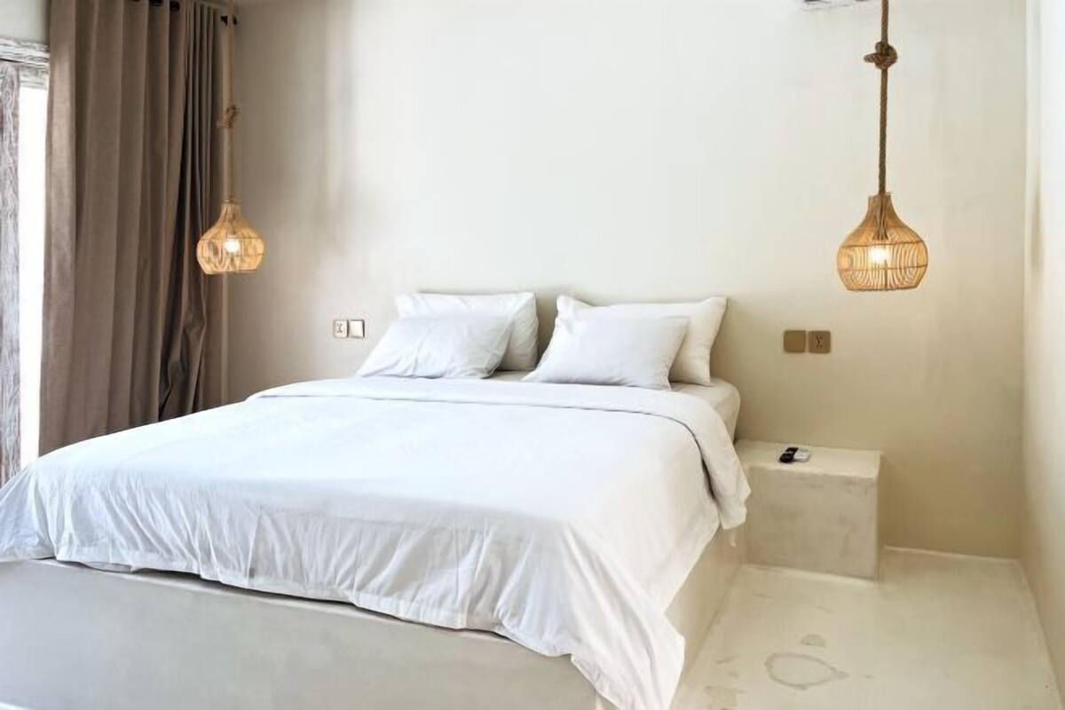 3 bedrooms, free minibar, blackout drapes, iron/ironing board