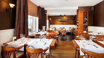 Phục vụ bữa trưa và bữa tối