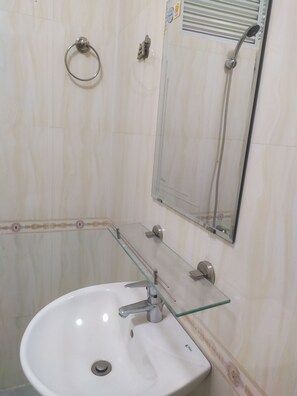 Bathroom sink - The Pub Homestay (Ho Chi Minh City)