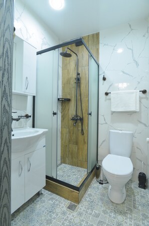 Shower, free toiletries, hair dryer, bathrobes - Hotisi Hotel (Tbilisi)