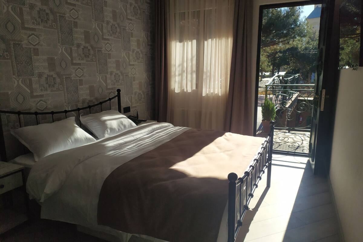 Standard Room, 1 King Bed | Egyptian cotton sheets, premium bedding, down comforters