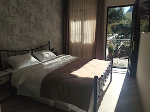 Egyptian cotton sheets, premium bedding, down duvets, blackout curtains - Hotisi Hotel (Tbilisi)