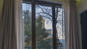 Egyptian cotton sheets, premium bedding, down duvets, blackout curtains - Hotisi Hotel (Tbilisi)
