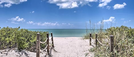 Una spiaggia nelle vicinanze