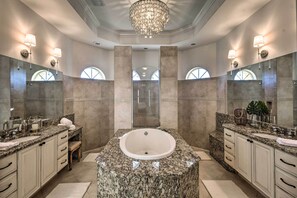 Amenidades de baño gratuitas, secadora de cabello, toallas 