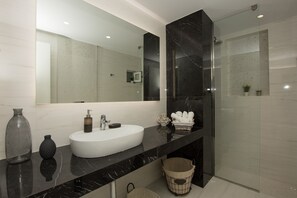 Departamento, 2 habitaciones, vista al mar | Baño | Regadera, amenidades de baño gratuitas, secadora de cabello, batas 