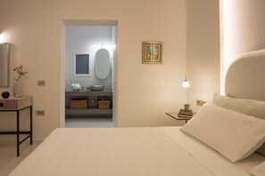 Appartement, 2 chambres, vue mer | Literie de qualité supérieure, coffres-forts dans les chambres, bureau