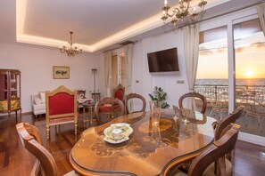 Apartment, 2 Schlafzimmer, Meerblick | Essbereich im Zimmer
