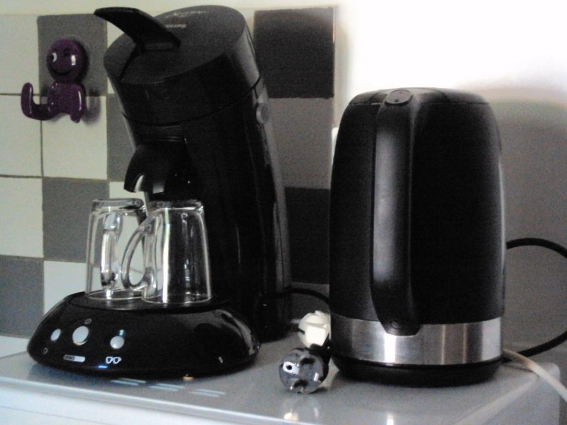 Una cafetera y un tostador sobre una encimera de cocina.