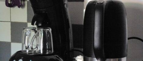 Una cafetera y un tostador sobre una encimera de cocina.