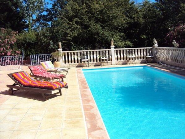 Utomhuspool och solstolar