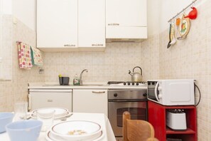 Four à micro-ondes, un four, surface de cuisson, cafetière-théière