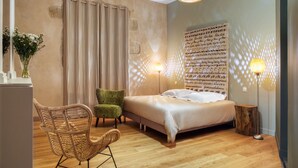 Une chambre à coucher comprenant un lit, deux chaises, une table de chevet et un mur avec du texte.