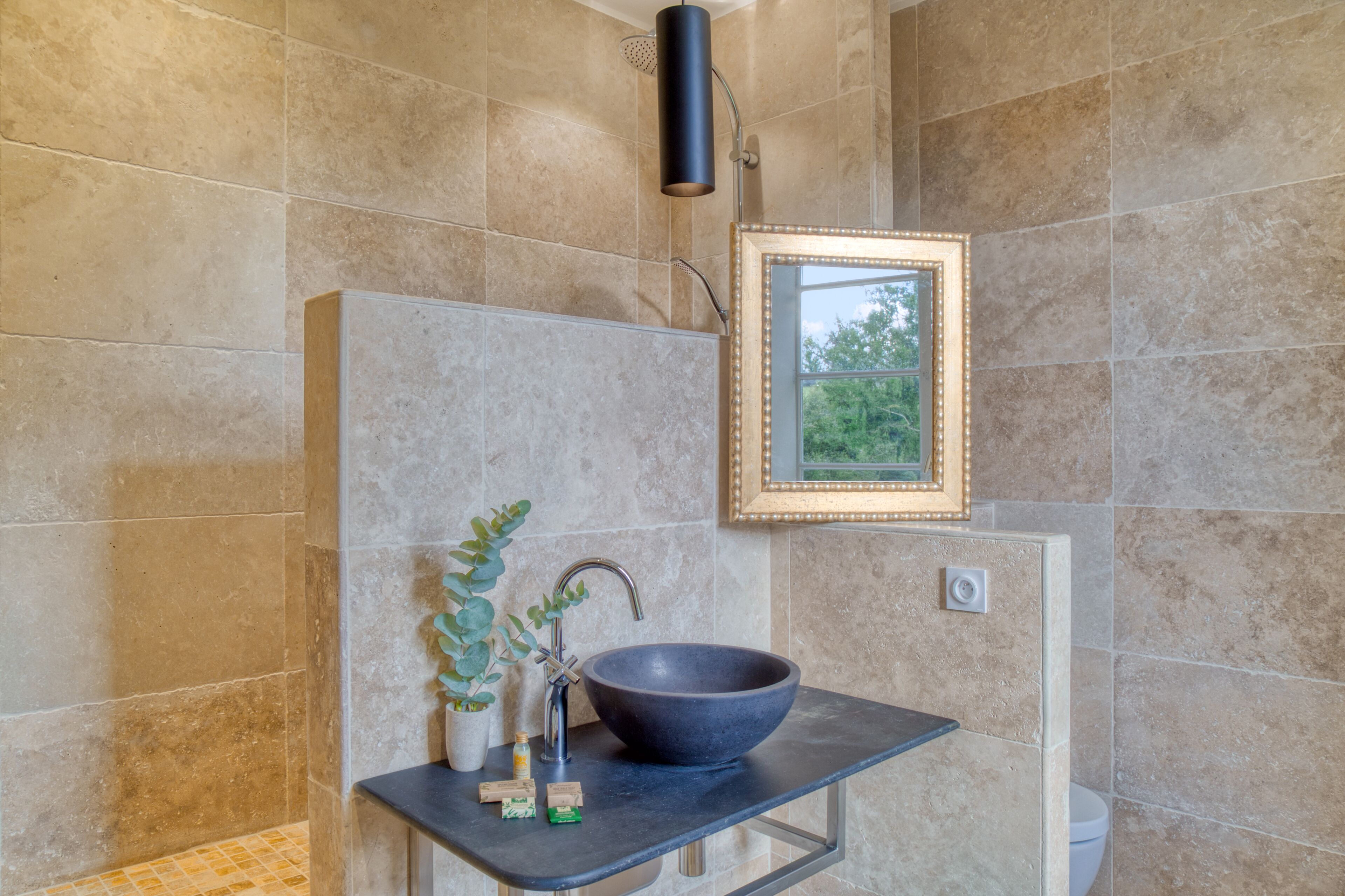 Chambre Supérieure (Cuivre) | Salle de bain | Douche, articles de toilette gratuits, sèche-cheveux, peignoirs