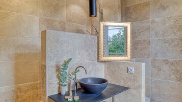 Chambre Supérieure (Cuivre) | Salle de bain | Douche, articles de toilette gratuits, sèche-cheveux, peignoirs
