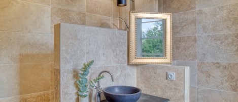 Habitación superior (Cuivre) | Baño | Regadera, amenidades de baño gratuitas, secadora de cabello, batas